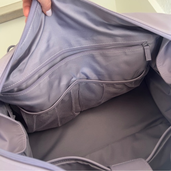 BEIS The Commuter Duffle Bag in Lavender Purple - Picture 13 of 14